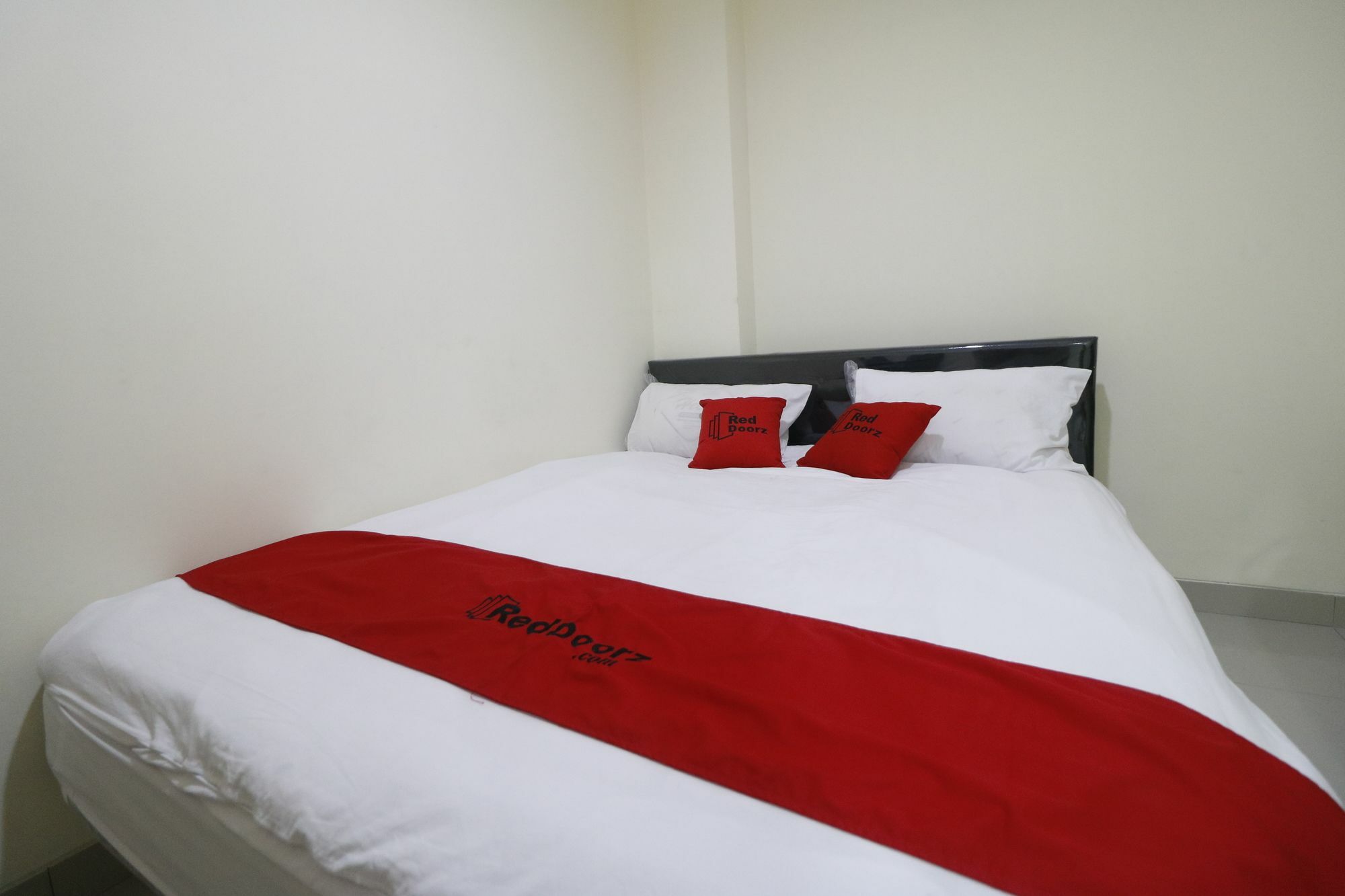 Reddoorz Plus Near Mall Ciputra Cakarta Dış mekan fotoğraf